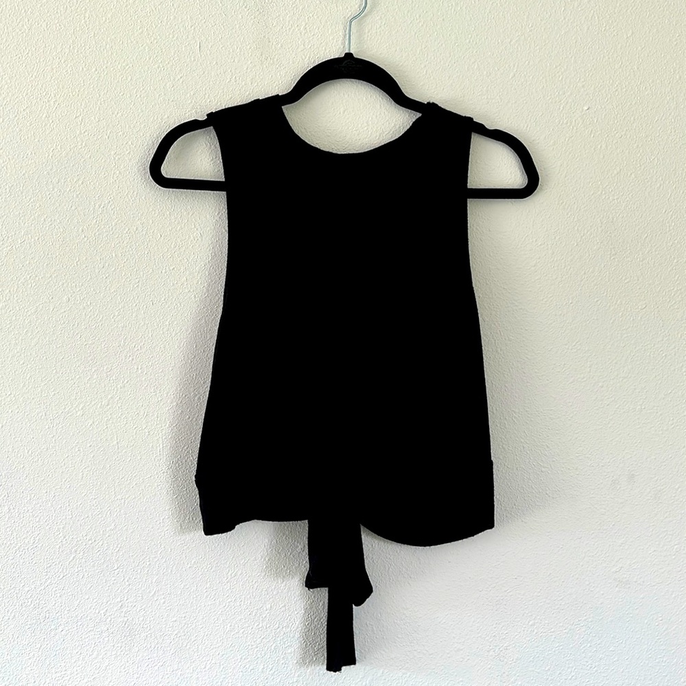 Strut This Black Open Tie Back Crop Top size Medium